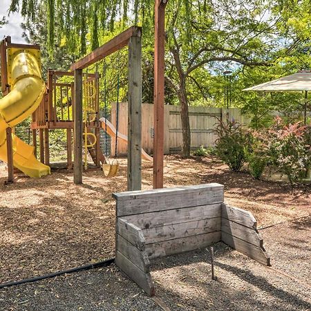 Central Medford Family Retreat With Large Yard! ภายนอก รูปภาพ