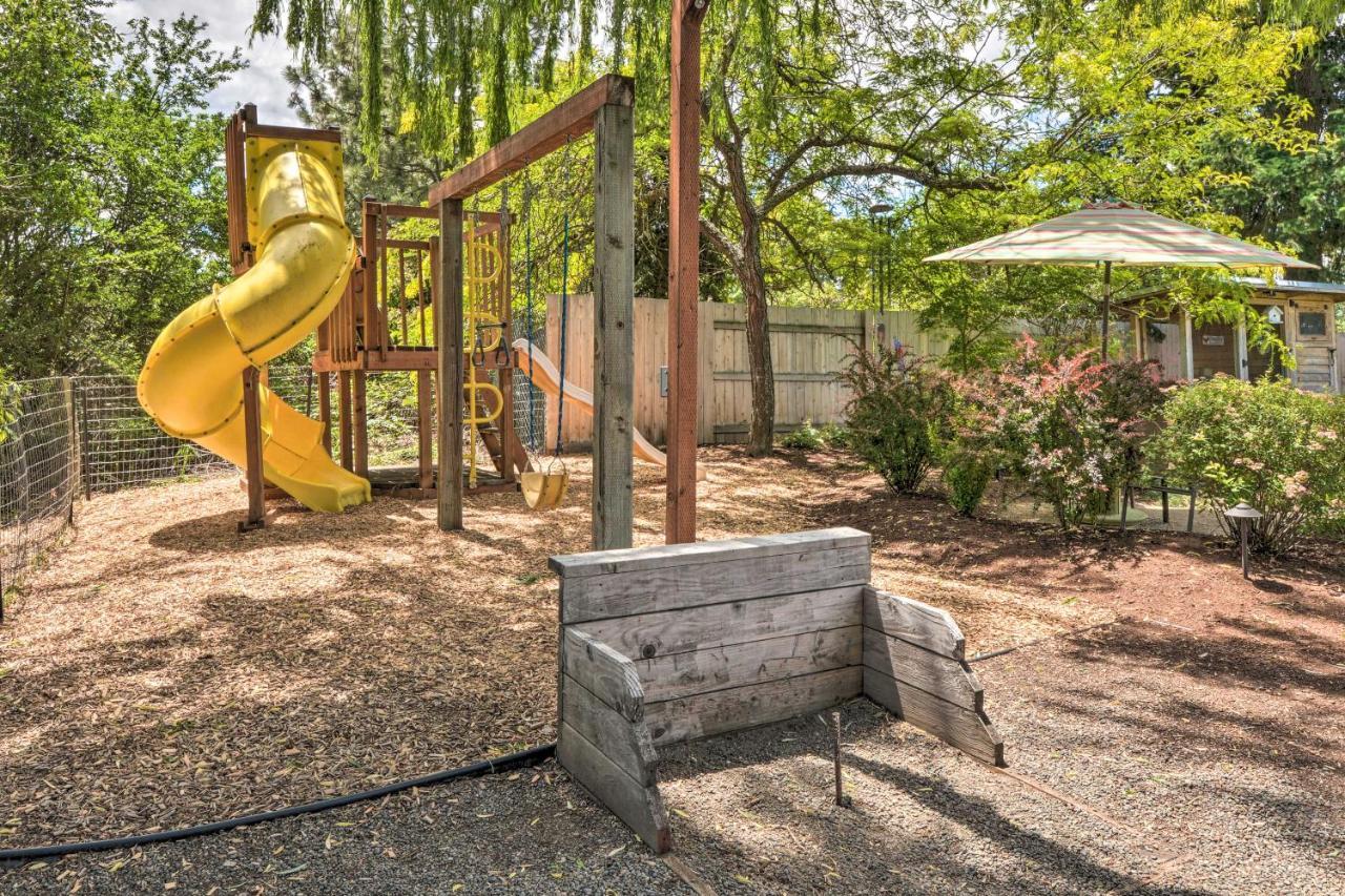 Central Medford Family Retreat With Large Yard! ภายนอก รูปภาพ