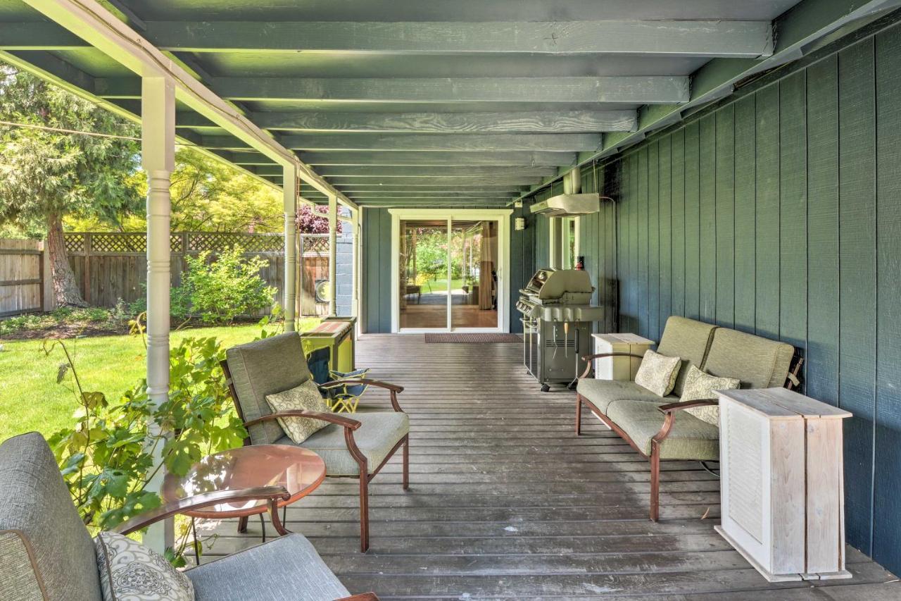 Central Medford Family Retreat With Large Yard! ภายนอก รูปภาพ