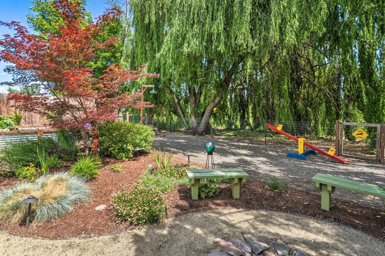 Central Medford Family Retreat With Large Yard! ภายนอก รูปภาพ