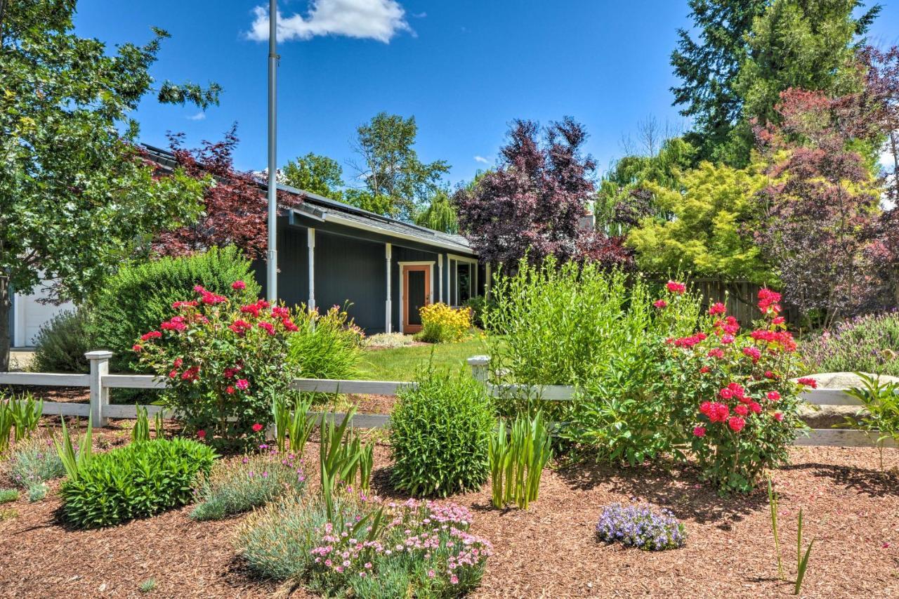 Central Medford Family Retreat With Large Yard! ภายนอก รูปภาพ