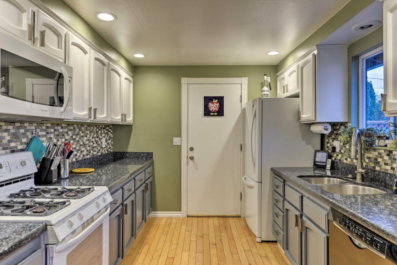 Central Medford Family Retreat With Large Yard! ภายนอก รูปภาพ