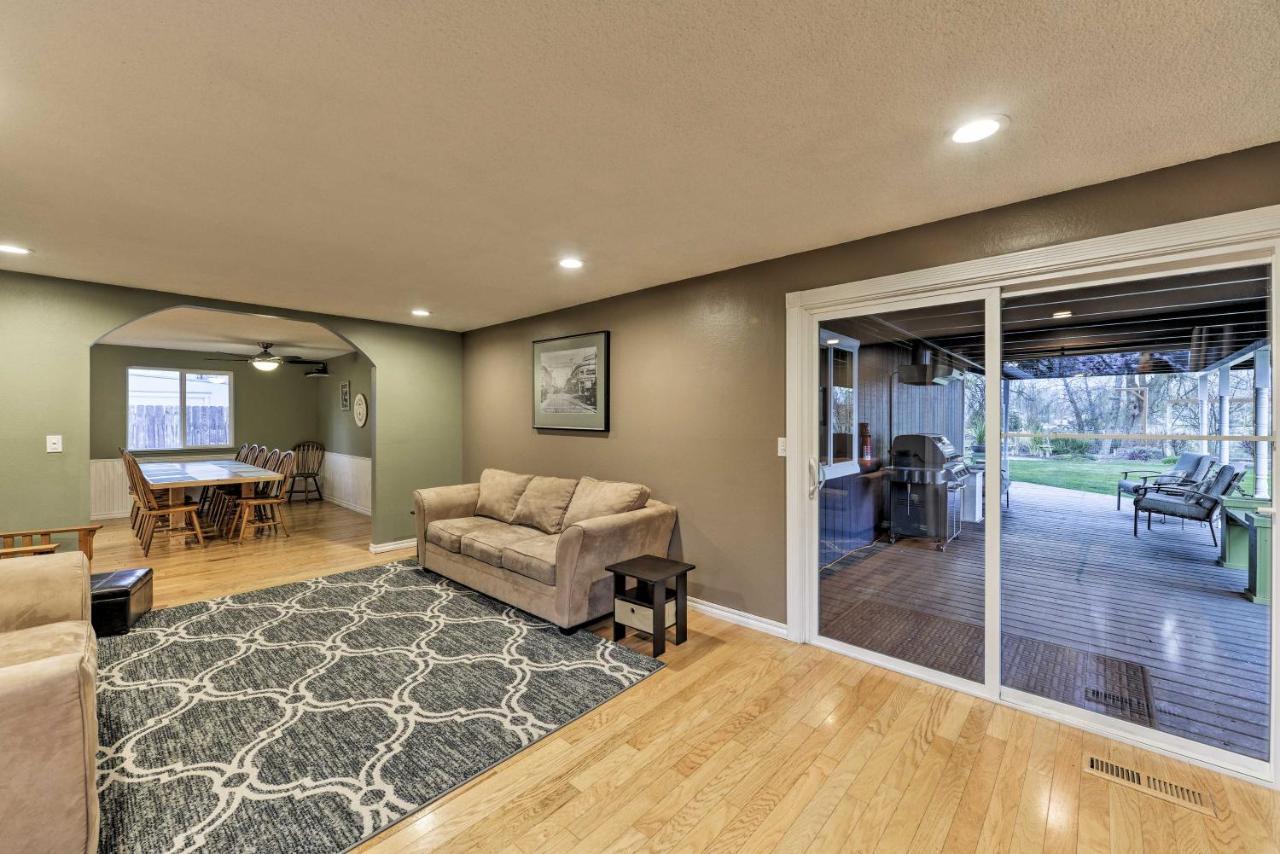 Central Medford Family Retreat With Large Yard! ภายนอก รูปภาพ