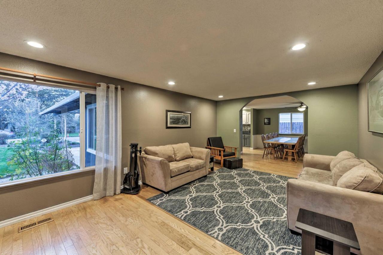 Central Medford Family Retreat With Large Yard! ภายนอก รูปภาพ