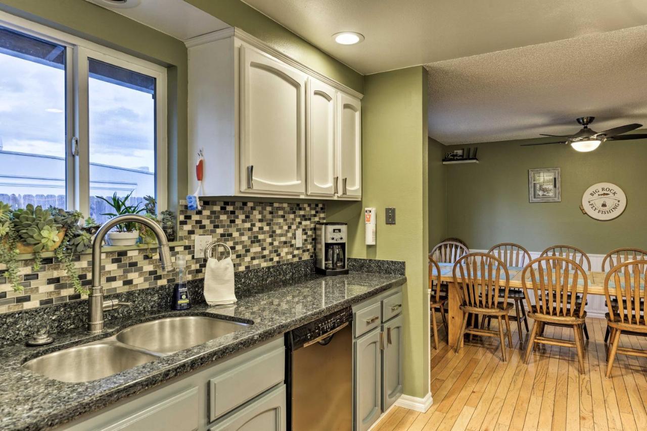 Central Medford Family Retreat With Large Yard! ภายนอก รูปภาพ