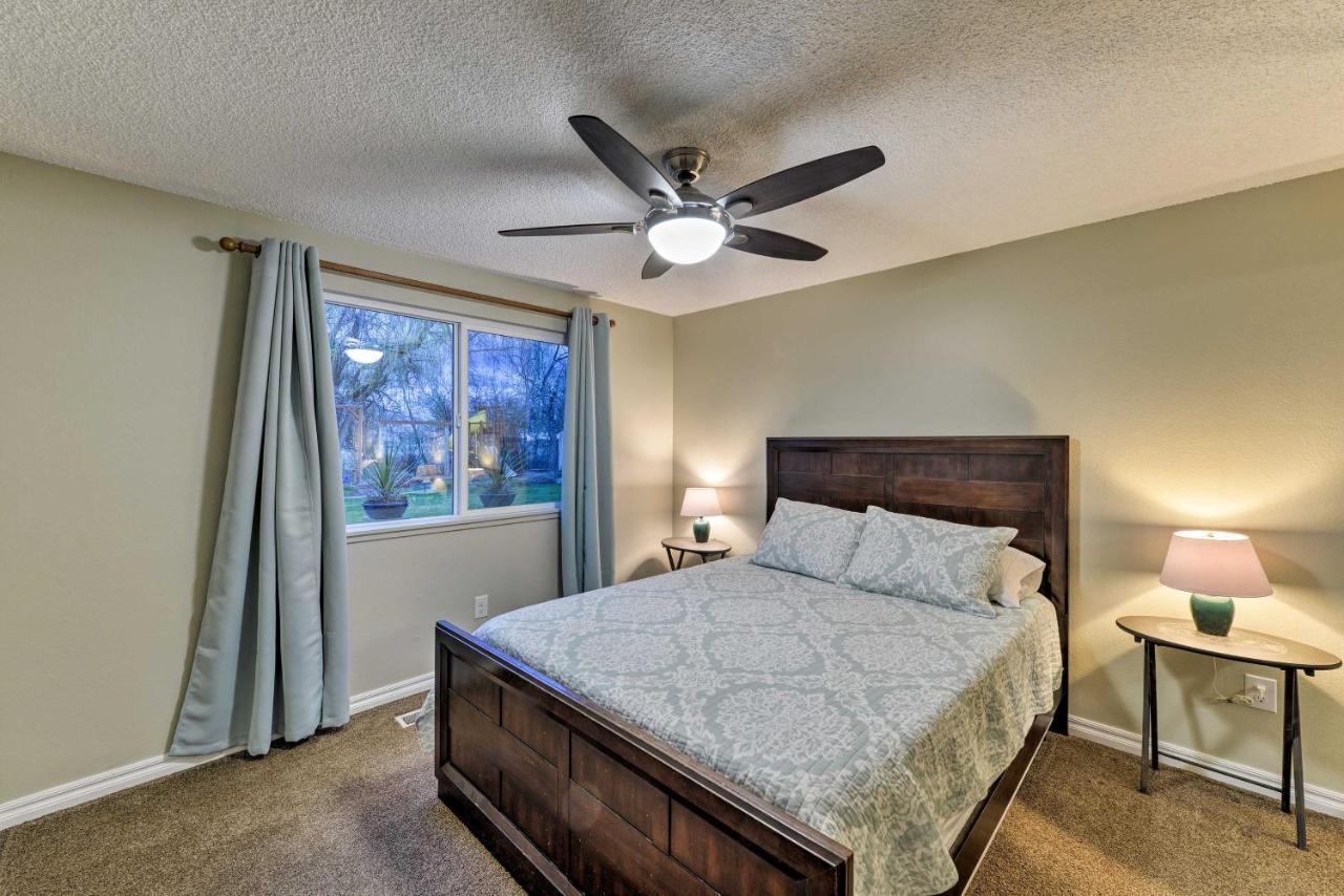 Central Medford Family Retreat With Large Yard! ภายนอก รูปภาพ